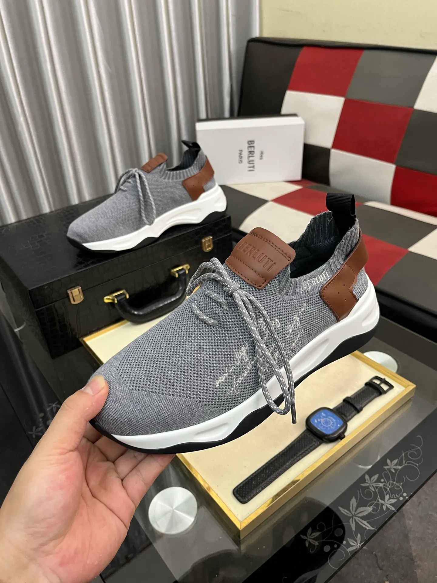 Men's Men's Shoes 💰400⌚️⌚️Berlut* France's top men's shoes, Berluti brand broke the rules in its first show and launched a new Edge shoe last. This model is hand-crafted with exquisite and fashionable fly-woven cowhide, a water-dyed cowhide lining, and an original color-blocked lightweight and wear-resistant rubber sole. This bold improvement of the iconic shoe last is of great significance to the creative work of its unique shape and edge width. On Alessandro shoes, this sharp-edged silhouette is made more see-through through Kris' bold and professional new Cloudy dyeing, making it classic and fashionable! Size: 38-46